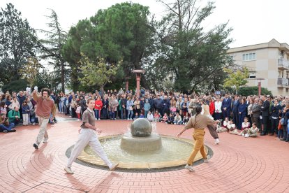 La inauguració de l’Any Gaudí ha començat a la plaça de l’Arbre, dedicada a l’arquitecte.
