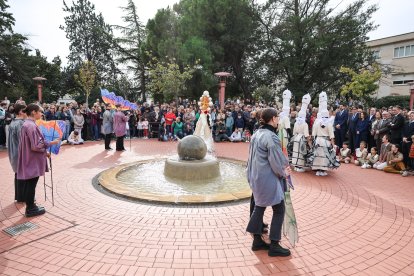 Ballarines locals han acompanyat a la companyia Puça Espectacles representant diferents elements d'Antoni Gaudí.