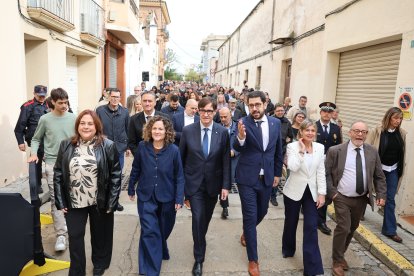 La segona parada de la visita d'Illa ha estat davant la casa Pairal d'Antoni Gaudí.