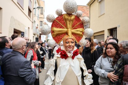 La cercavila pel centre del poble ha comptat amb ballarines vestides com a elements típics gaudinians.