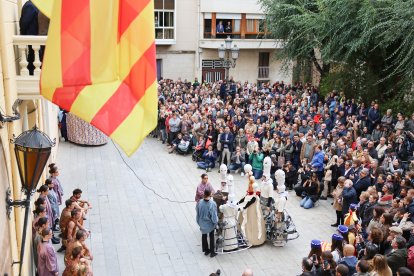 Els parlaments s'han fet a la plaça de l'Om, des de l'Ajuntament, amb centenars de persones que no s'han volgut perdre l'esdeveniment.
