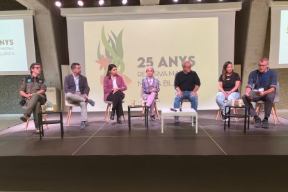 Participantes en la mesa de debato sobre los 25 años años de la reserva de Coma-ruga