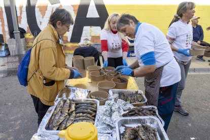 Els principals ingredients de la clotxa són el pa, l'arengada, l'oli i la tomata.
