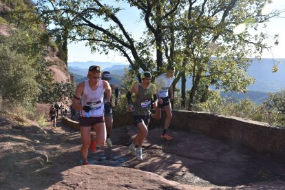 Jan Torrella (izq), durante el 25k de la Muntanyes de Prades Epic Trail Costa Daurada.
