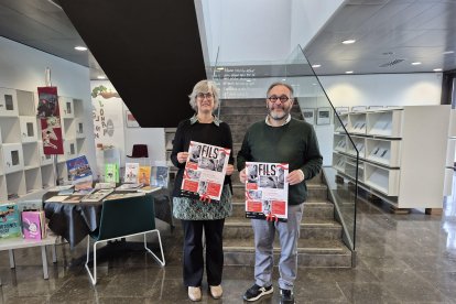 Imatge de la presentació del 10è aniversari de la Biblioteca Pere Anguera, amb Cristina Garreta, directora de les biblioteques de Reus, i Daniel Recasens, regidor de Cultura.
