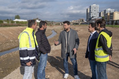 Imagen del estado de las obras del río Francolí durante la visita del alcalde Rubén Viñuales