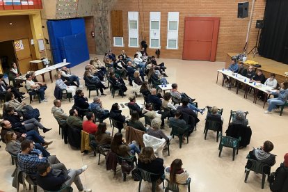 Un centenar de comerciantes participaron en la reunión.