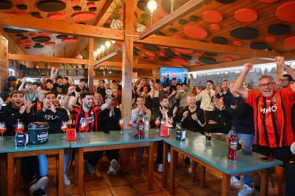 Jugadores y cuerpo técnico celebran el resultado del sorteo en el bar del Estadi municipal.