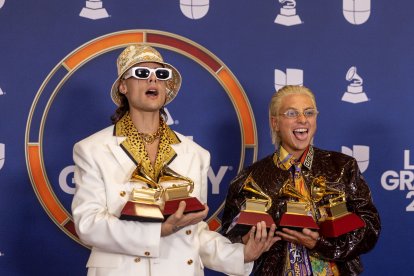 Ca7riel (i) y Paco Amoroso (d) posan con sus premios
