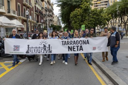 La cabecera de la manifestación contra la basura en Tarragona