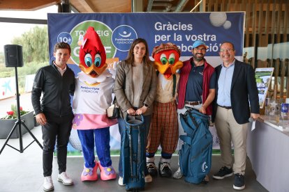 Una de las parejas afortunadas en el sorteo de regalos.