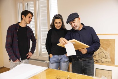 Ignasi Pagès, Mònica Sans y Jordi Romera estudiando algunos de los bocetos del arquitecto Jujol