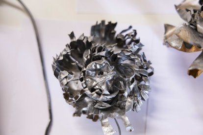 El detalle de una de las piezas metálicas