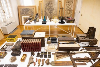 Detalle de algunas de las herramientas y objetos que se conservaron en el estudio de Jujol