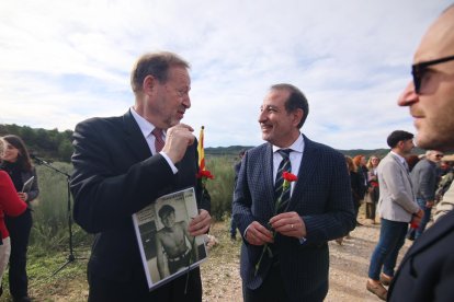 El conseller i l'Andrew Johnson, familiar d'un soldat desaparegut vingut des de Canadà per assistir a l'acte