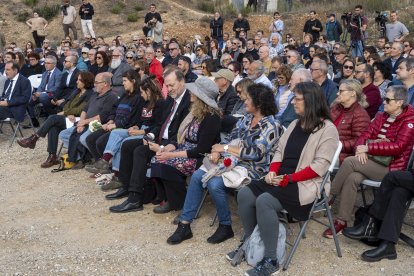 Familiars en l'acte d'aquest diumenge al Memorial de Camposines.