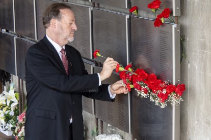 Andrew Johnson, nebot d’Arthur Johnson, dipositant un clavell al costat del nom del seu oncle.