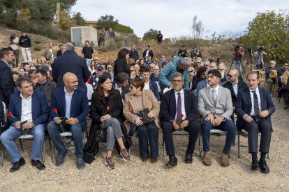 Representants polítics com el conseller Ramon Espadaler (dreta), el delegat del Govern a les Terres del'Ebre, Joan Castor i la presidenta del grup parlamentari de Junts, Mònica Sales.