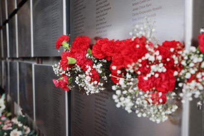 La flor emblemàtica de l'homenatge és el clavell.