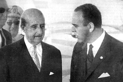El dictador Francisco Franco i el gobernador civil, Rafael Fernández Martínez, en 1964