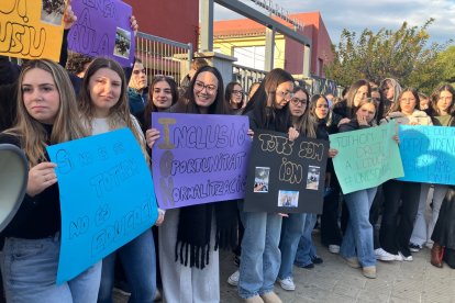 Compañeros de Ion reclaman que pueda seguir el curso.