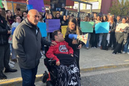 Ion con su padre arropado por sus compañeros.