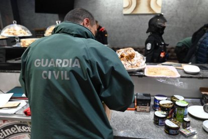 La Guardia Civil inspecciona un local de El Vendrell