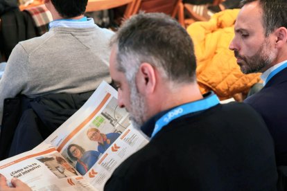 Un asistente a la jornada ojea el Suplemento especial sobre la industria en Tarragona