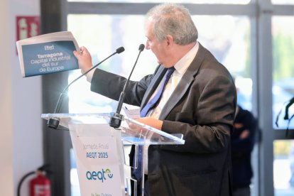 El Ministro de Industria, Jordi Hereu, muestra la portada del Suplemento especial sobre la industria en Tarragona durante la Jornada Anual de la AEQT