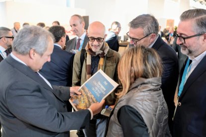 Jordi Hereu con la portada del Suplemento especial sobre la industria en Tarragona