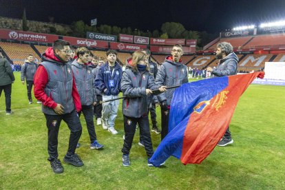 Desfile de los equipos en el Nou Estadi en una nueva edición de LALIGA GENUINE Moeve