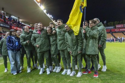 Desfile de los equipos en el Nou Estadi en una nueva edición de LALIGA GENUINE Moeve