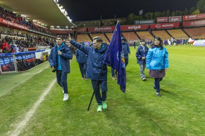 Desfile de los equipos en el Nou Estadi en una nueva edición de LALIGA GENUINE Moeve