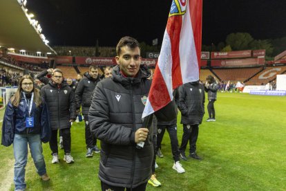 Desfile de los equipos en el Nou Estadi en una nueva edición de LALIGA GENUINE Moeve