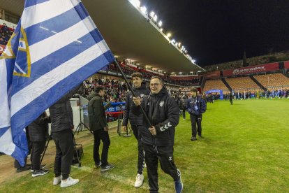 Desfile de los equipos en el Nou Estadi en una nueva edición de LALIGA GENUINE Moeve