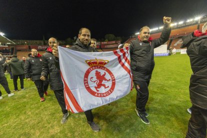 Desfile de los equipos en el Nou Estadi en una nueva edición de LALIGA GENUINE Moeve
