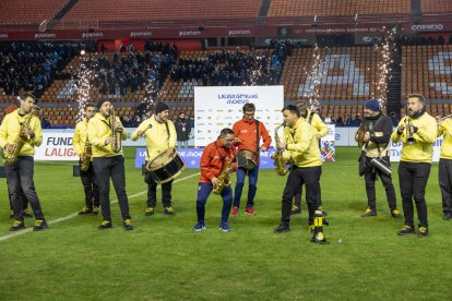 Desfile de los equipos en el Nou Estadi en una nueva edición de LALIGA GENUINE Moeve