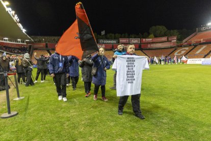 Desfile de los equipos en el Nou Estadi en una nueva edición de LALIGA GENUINE Moeve