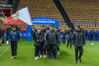 Desfile de los equipos en el Nou Estadi en una nueva edición de LALIGA GENUINE Moeve