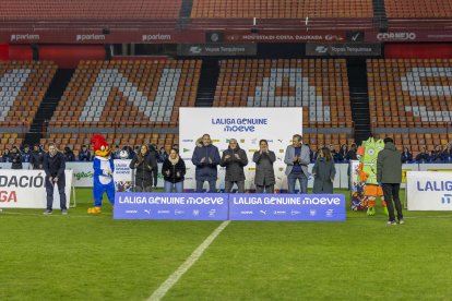 Desfile de los equipos en el Nou Estadi en una nueva edición de LALIGA GENUINE Moeve