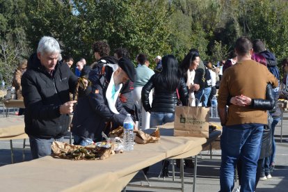 Al pàrquing de la Cooperativa s'ha fet una calçotada popular amb un miler de persones.