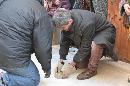 Col·locació de la llamborda en honor a Antoni Descarrega Llop.