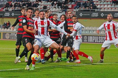 Recasens intenta un remate ante un defensor rival.