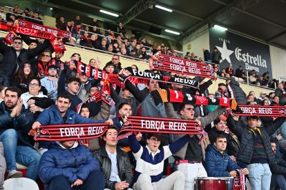 Más de 2.000 aficionados se han dado cita en el Estadi.