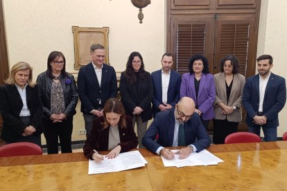La alcaldesa de Reus, Sandra Guaita, y el presidente de ADIF, Pedro Marco, firmando el documento que acredita el pacto entre las dos partes para la playa de vías de la estación de Reus.