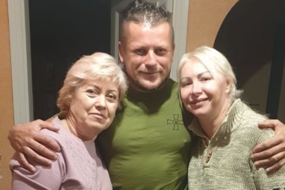 Slava (centro), junto a su madre, Hanna (izquierda), y su pareja, Darina. Es la última foto que se hicieron juntos. Fue el 24 de octubre de 2022.