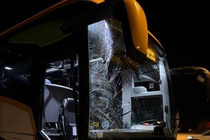 Aspecto del autocar después del accidente.