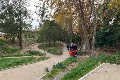 En el parque hay diferentes trazados para caminar.