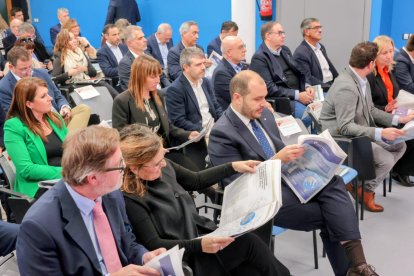 Participants a l'acte llegint el número d'avui del Diari de Tarragona