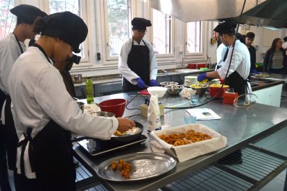 Alumnes d'Auxiliar de Cuina, a les instal·lacions de Vallsgenera.